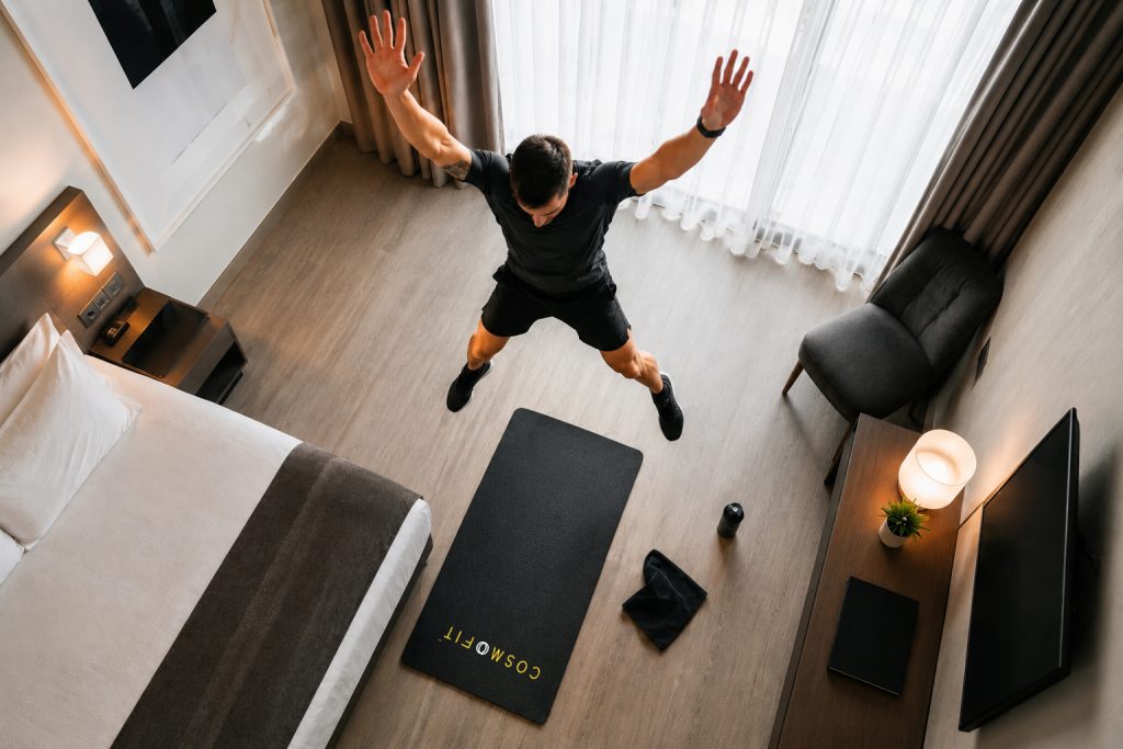 Rutina HIIT de 20 minutos en casa o gimnasio, Cosmofit Barcelona.