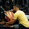 Mujer realizando entrenamiento de fuerza con peso libre en Cosmofit Barcelona.