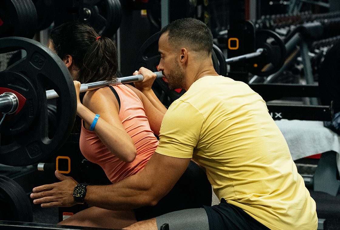 Mujer realizando entrenamiento de fuerza con peso libre en Cosmofit Barcelona.