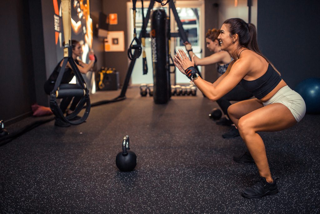 Entrenamiento híbrido combinando fuerza y cardio en Cosmofit Barcelona