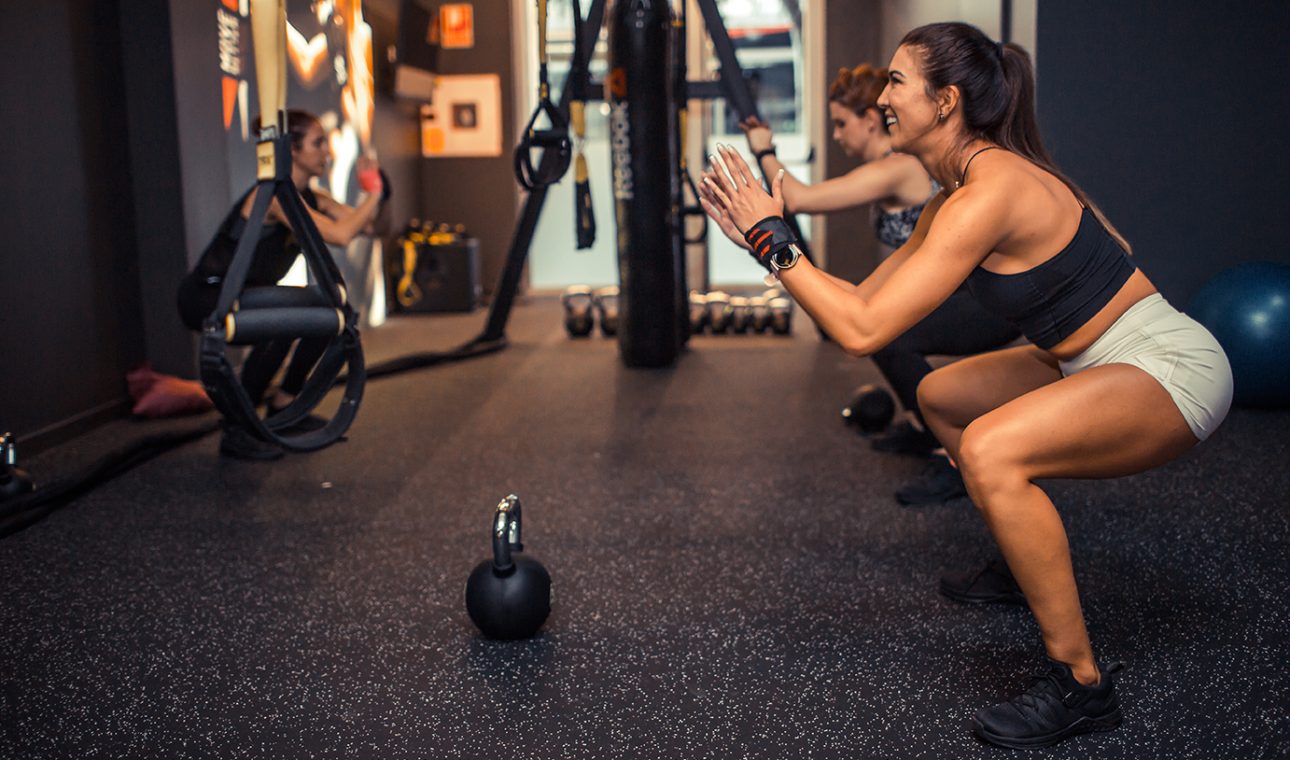 Entrenamiento híbrido combinando fuerza y cardio en Cosmofit Barcelona