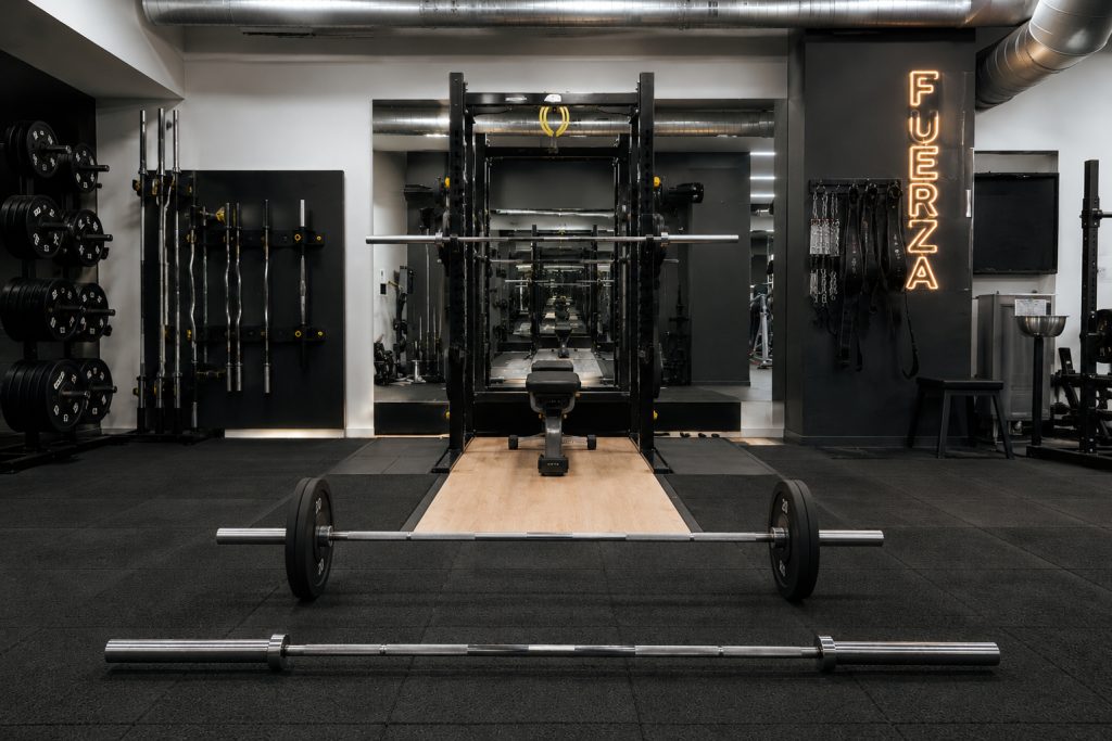 Sentadilla, peso muerto y press de banca, los 3 grandes levantamientos en Cosmofit Barcelona.