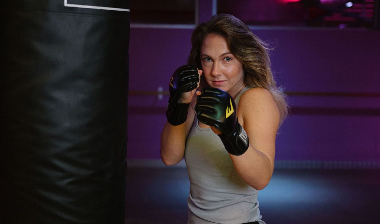 Clase de boxeo fitness para descargar el estrés en Cosmofit Barcelona