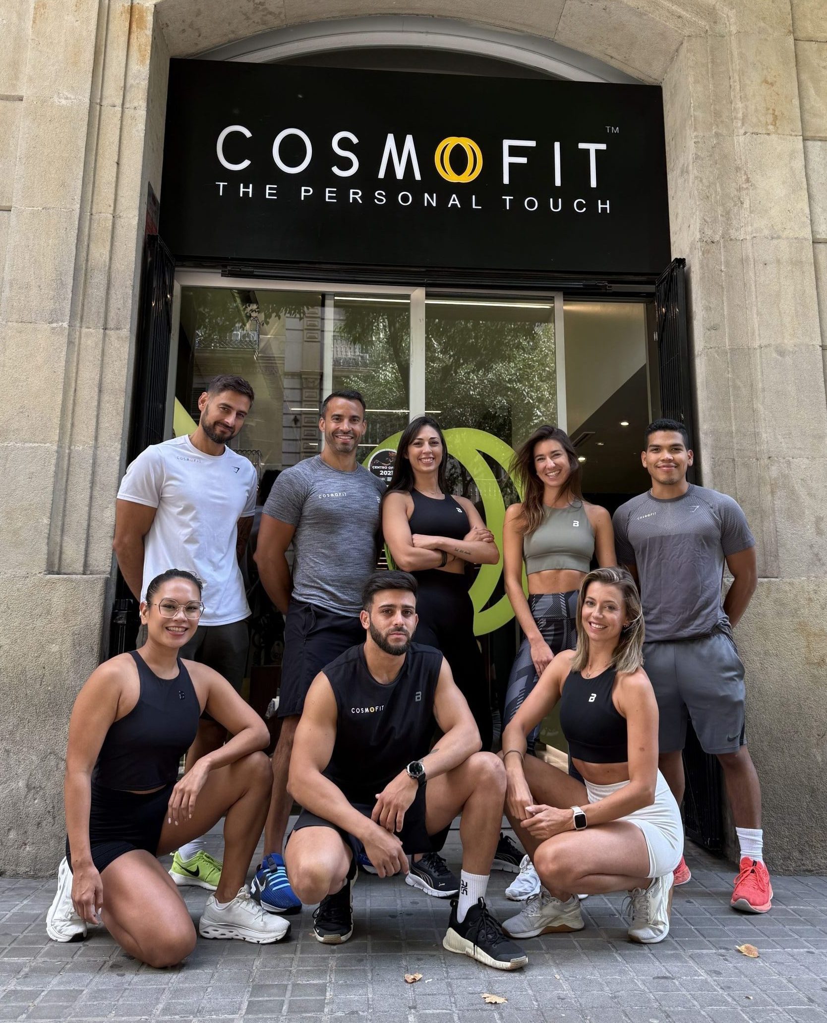 El equipo de Cosmofit en la fachada del gym